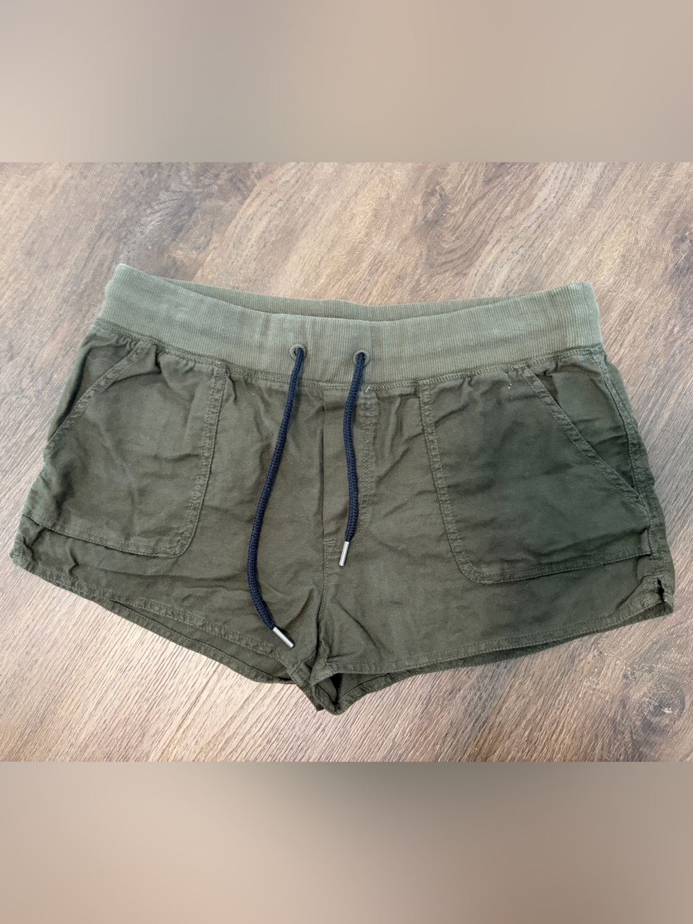 ARITZIA Community Olive Green Women's Cargo Shorts - Small
